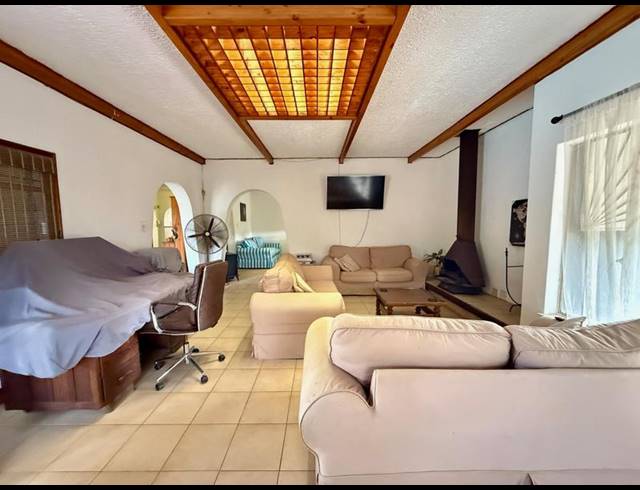 4 BEDROOM HOUSE FOR SALE IN BERGZICHT